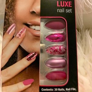 LUXE PINK GLUE ON NAILS